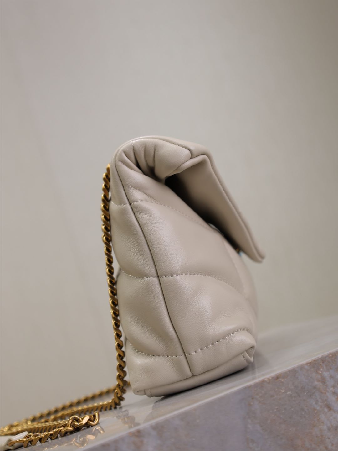 YSL 25S LOULOU PUFFER MINI 23 IN BLANC VINTAGE CALFSKIN GOLD HARDWARE