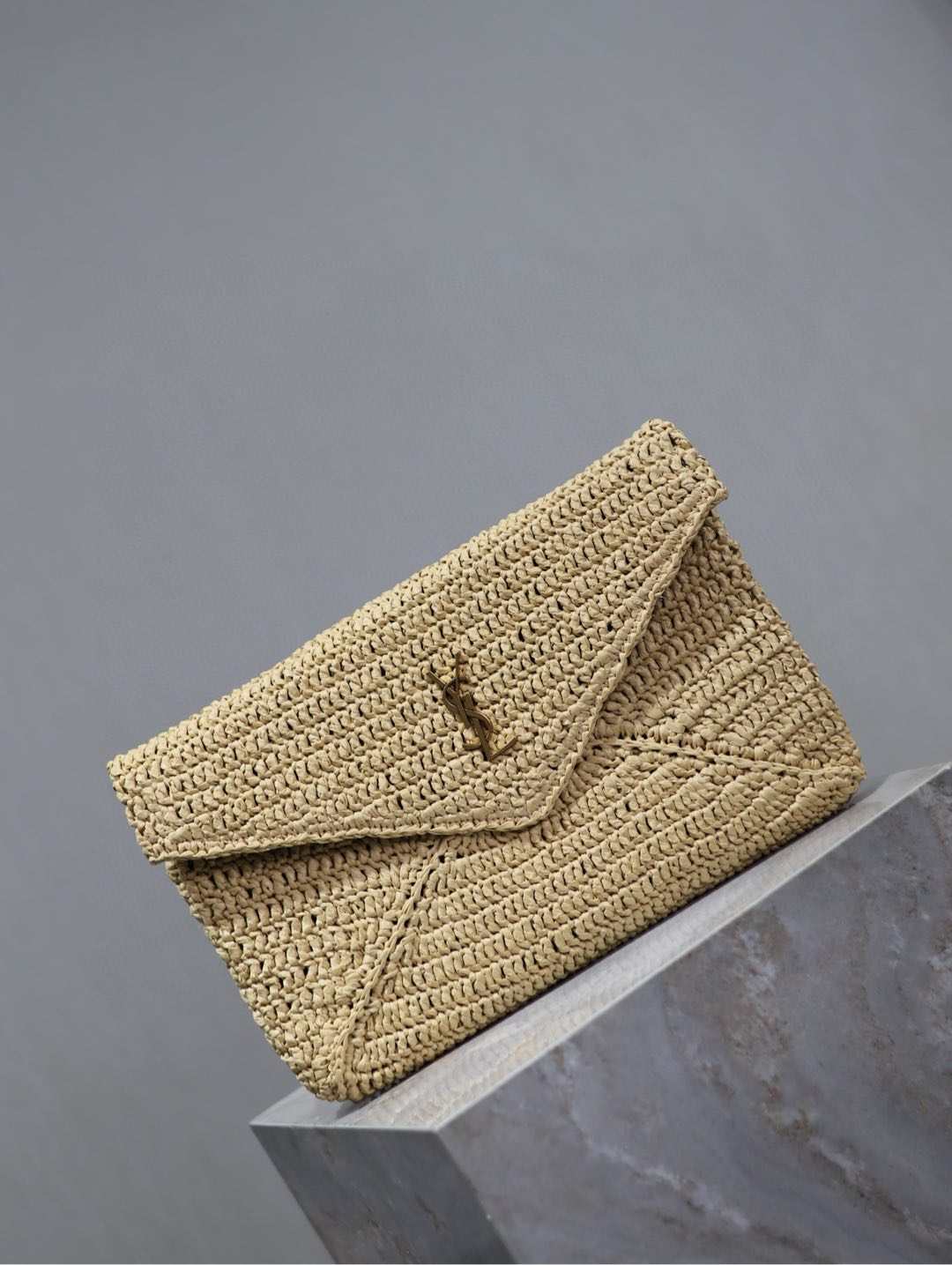 YSL 25S CASSANDRE LARGE ENVELOPE POUCH 29 IN NATURAL RAFFIA GOLD HARDWRE