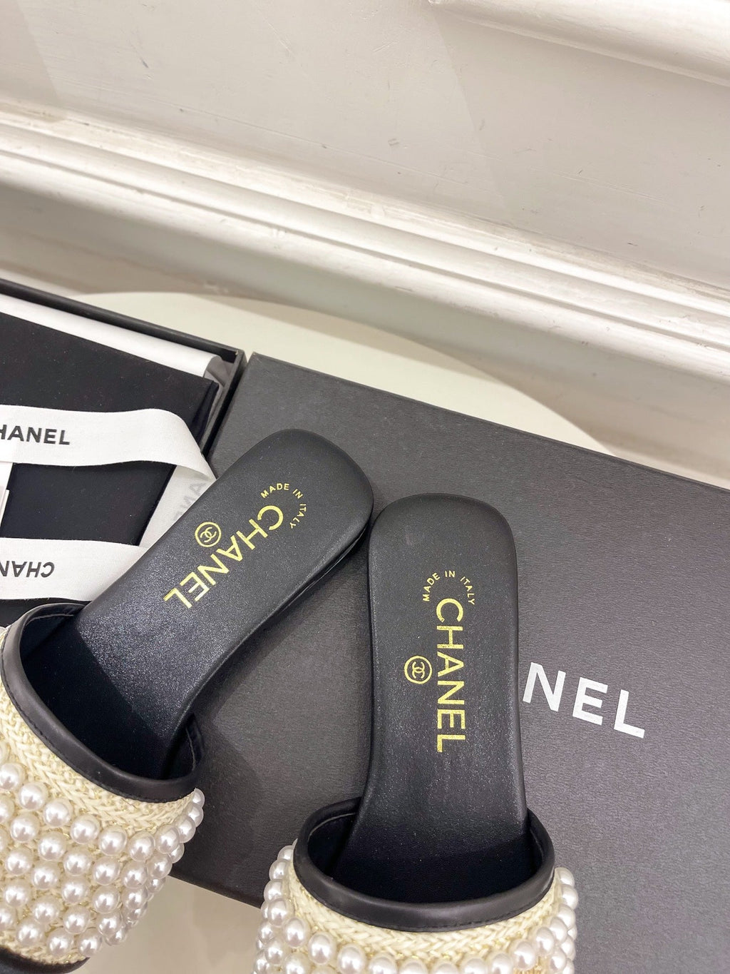 CHANEL FLAT SLIDE IN BLACK CALFSKIN WITH PEARLS