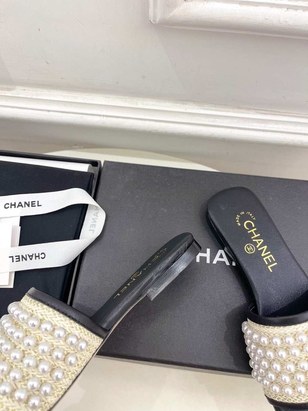 CHANEL FLAT SLIDE IN BLACK CALFSKIN WITH PEARLS