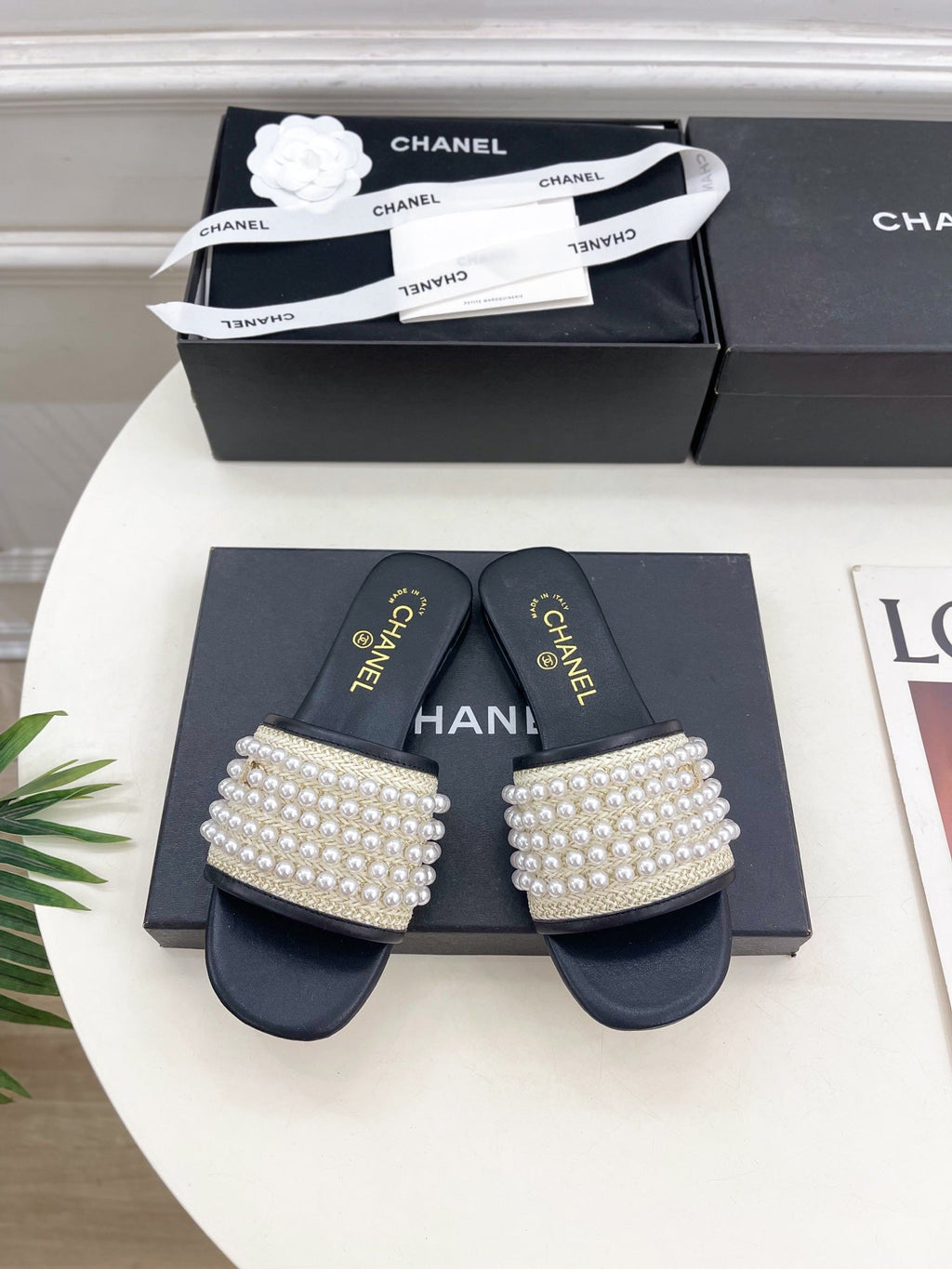 CHANEL FLAT SLIDE IN BLACK CALFSKIN WITH PEARLS